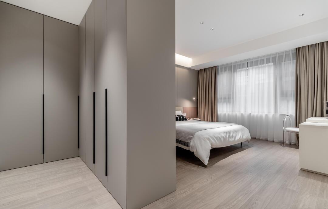 衛(wèi)生間門(mén)對(duì)床？巧妙布局來(lái)化解！打造舒適衛(wèi)浴空間隔斷方案